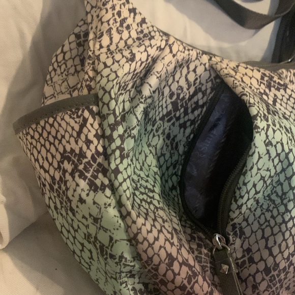 Vera Wang hobo bag * 2 front zipper pockets
Side Pockets on each side Grey liner - Picture 2 of 4